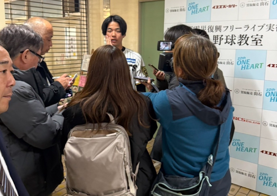 ONE HEART会場で取材を受ける出演者