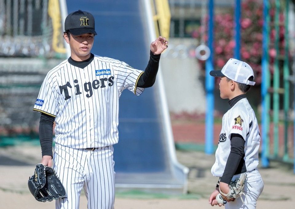 子どもと交流する高橋遥人投手