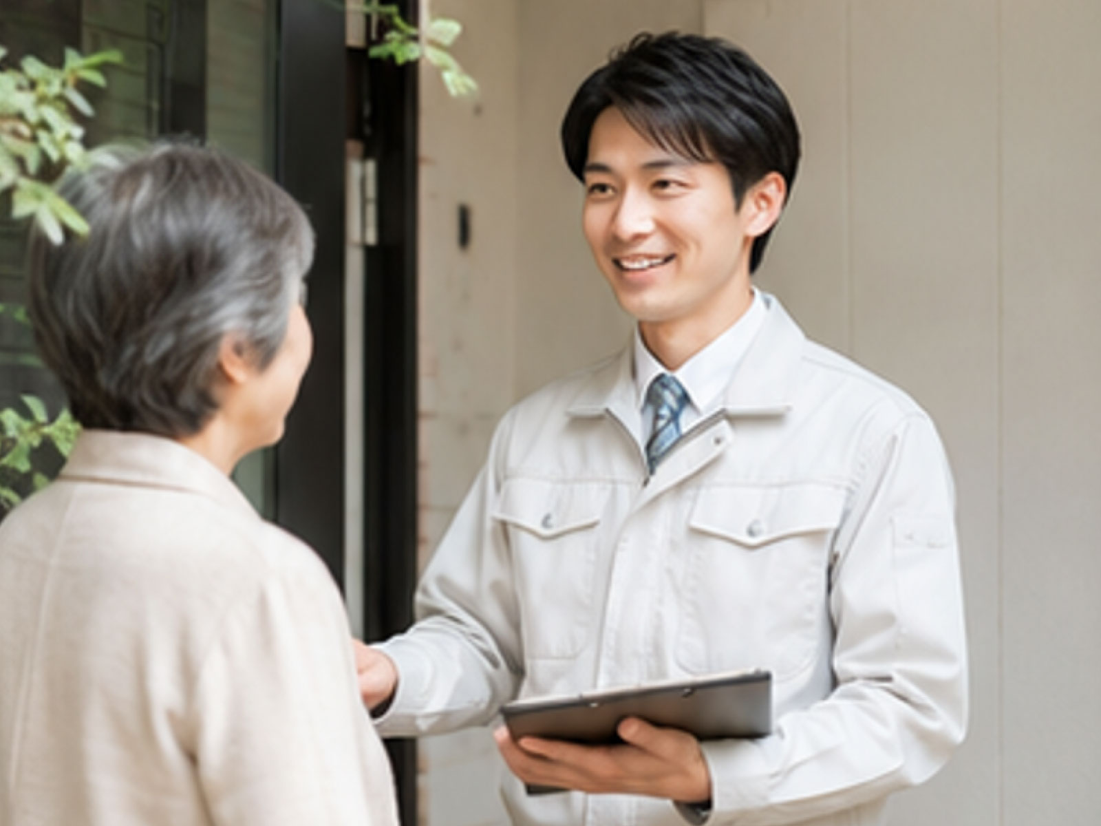 居住者に工事の説明を行う施工管理担当者